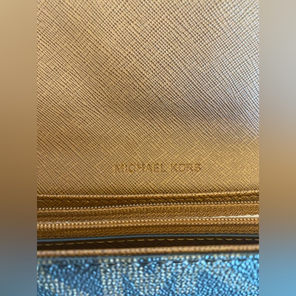 ⭐️ Authentic MICHAEL Micheal Kors Monogram Leather Wallet. - Picture 5 of 7